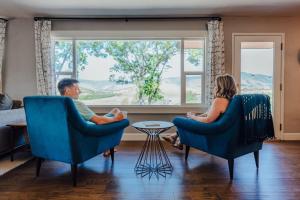 阿什兰Expansive Views at The Crest House by Swank House的两人坐在客厅的椅子上