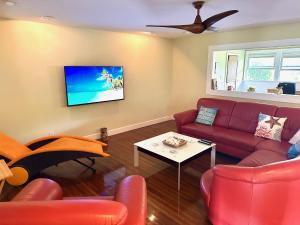 凯卢阿Modern Luxury Beach House Kailua的客厅配有红色沙发和电视