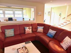 凯卢阿Modern Luxury Beach House Kailua的客厅配有带枕头的棕色皮沙发