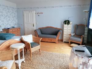 华法林Landtraum im Traumland Mecklenburg的客厅配有床、椅子和桌子