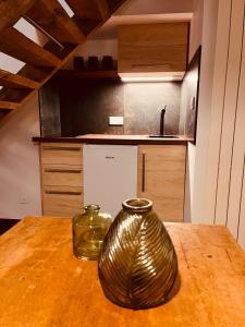 TaintruxDomaine du Pré-Saint-Georges的厨房里木桌边的金属花瓶