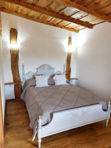 坦迪尔La Cabaña de Sofi的卧室配有一张白色大床