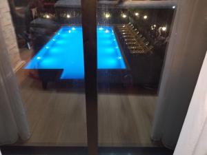 科布列季Wave-ტალღა的游泳池在窗口中的反射