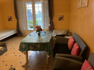 Ayzac-OstVilla At-Arcos的客房设有桌椅和窗户。