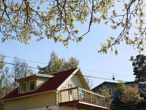 StråvallaHoliday home STRÅVALLA II的红色屋顶的黄色小房子