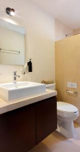 德尔奇亚港Casa Arrayan Telchac的一间带水槽、卫生间和镜子的浴室