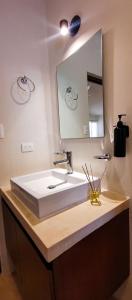 德尔奇亚港Casa Arrayan Telchac的浴室设有白色水槽和镜子