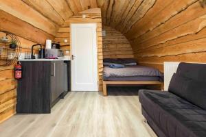 BannvaleGreenview Glamping Pods的小木屋内的小房间,配有一张床