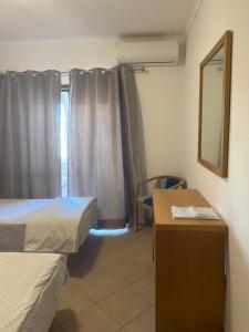 波尔蒂芒卡斯特罗达罗沙公寓的客房设有两张床、一张桌子和一面镜子。