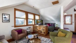 德里格斯Lofty Heights- A Teton Experience的客厅配有沙发椅和电视