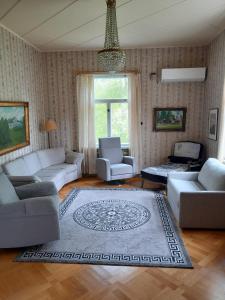 LohjaKällgård的带沙发和地毯的客厅