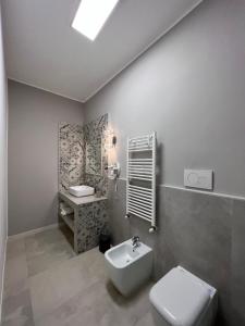 塔兰托Stanze d’Autore的白色的浴室设有卫生间和水槽。