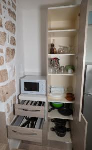 普蒂尼亚诺Il Segreto的厨房配有微波炉和冰箱。