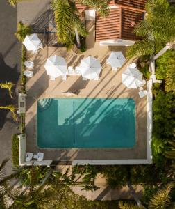 圣巴巴拉The Franciscan Hotel的后院游泳池的顶部景色