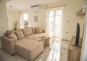 波多河丽Villa Amare的客厅配有沙发和桌子