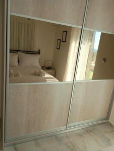 波多河丽Villa Amare的一间卧室配有一张带大玻璃墙的床