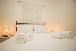 波多河丽Villa Amare的一间卧室配有带毛巾的床