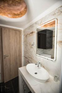 波多河丽Villa Amare的浴室设有白色水槽和镜子