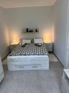扎马迪Mira apartman的一间卧室配有一张白色床和两盏灯。