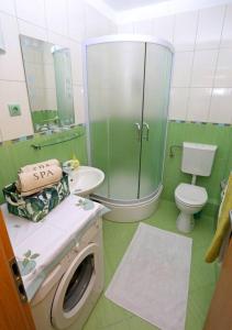 斯普利特Katarina apartman的浴室配有卫生间水槽和洗衣机。