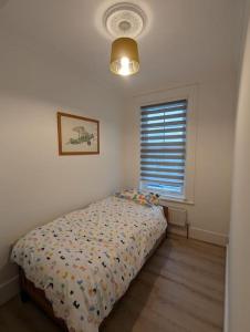托基Spacious first floor family flat, Sea view的一间卧室设有一张床和一个窗口
