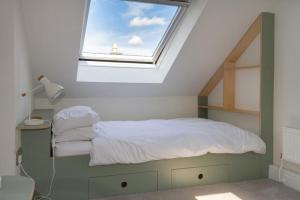 新盖洛韦Skerrow的一间卧室配有一张带窗户的床