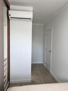 巴乌鲁Apartamento Bauru的配有壁挂式加热器和衣柜的房间