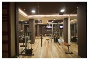 金沙Bendita Mare Apartment的一间健身房,里面设有数个健身器材