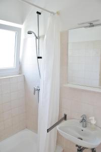 拉布Guest house Tina的带淋浴和盥洗盆的白色浴室