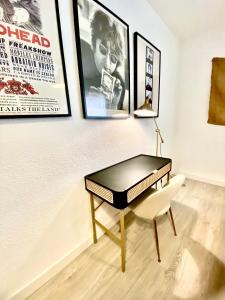 卡塔赫纳Apartamento Cartagena centro的一张黑桌和一张白色椅子