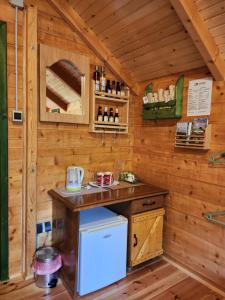 莫伊科瓦茨Guest house Green Garden的小木屋内的厨房配有柜台