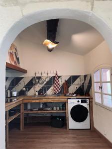 阿尔勒Duplex de charme 80m2 au coeur d'Arles, 2 chambres的厨房配有柜台和白色烤箱