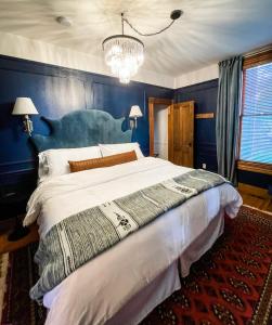 阿什兰The Matriarch- Downtown Ashland, OR的一间卧室设有一张蓝色墙壁的大床