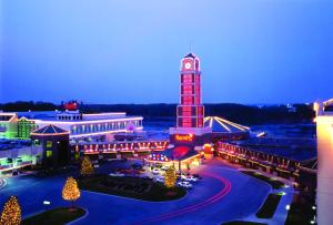堪萨斯城Harrah's Kansas City Hotel & Casino的一座在晚上设有钟楼的大型建筑