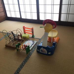 佐贺市Ogi - House - Vacation STAY 33925v的儿童游乐区,地板上配有玩具