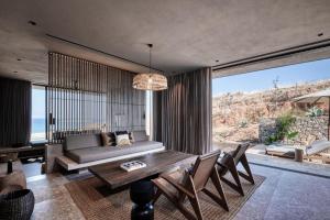 加藤-达拉特索Domes Zeen Chania, a Luxury Collection Resort, Crete的客厅配有沙发和桌子