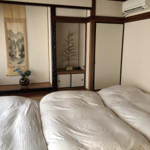 佐贺市Ogi - House - Vacation STAY 33925v的卧室配有两张白色的床。