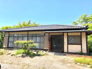 佐贺市Ogi - House - Vacation STAY 33925v的一个小房子,设有大窗户