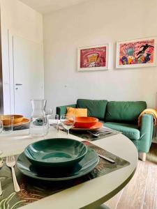 博洛尼亚Casa Bonita Bolognina的客厅,配有桌子和盘子