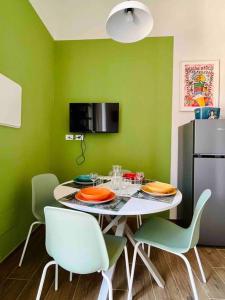 博洛尼亚Casa Bonita Bolognina的用餐室配有桌椅和冰箱
