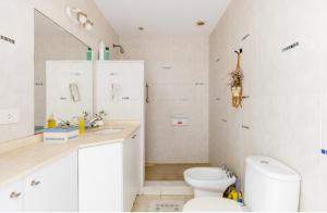 Villa AdelinaHabitación con baño privado Regis Haus的白色的浴室设有卫生间和水槽。