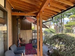 MatsukawaKaburo no Niwa Grand Campsite - Vacation STAY 98272v的一个带木凉棚的门廊