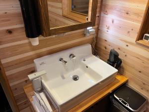 MatsukawaKaburo no Niwa Grand Campsite - Vacation STAY 98272v的浴室设有白色水槽和镜子