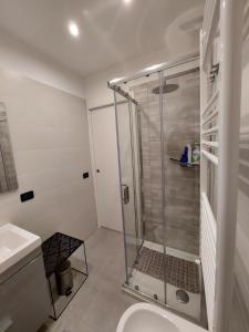 米兰G&G House的带淋浴、卫生间和盥洗盆的浴室