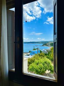 巴拉利亚-阿亚斯弗坦恩Vasilikos Apartments的从房子的窗户欣赏到海景