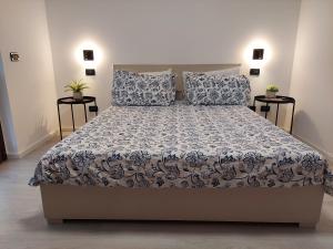 米兰G&G House的一间卧室配有一张带蓝色和白色棉被的床
