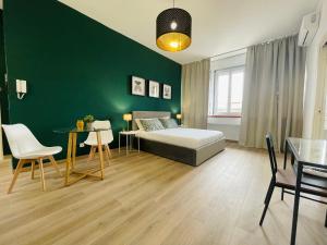 卡塔尼亚Le Dimore del Corso的一间卧室设有一张床和绿色的墙壁
