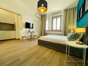 卡塔尼亚Le Dimore del Corso的酒店客房,配有一张床和一张桌子及椅子