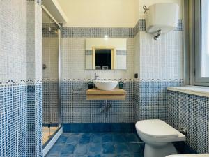 卡塔尼亚Le Dimore del Corso的浴室配有卫生间、盥洗盆和淋浴。