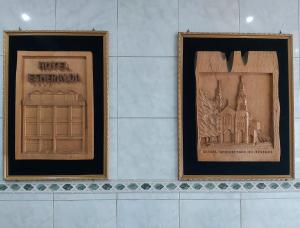 卡斯特鲁埃斯梅拉达酒店的墙上建筑物的两张画框